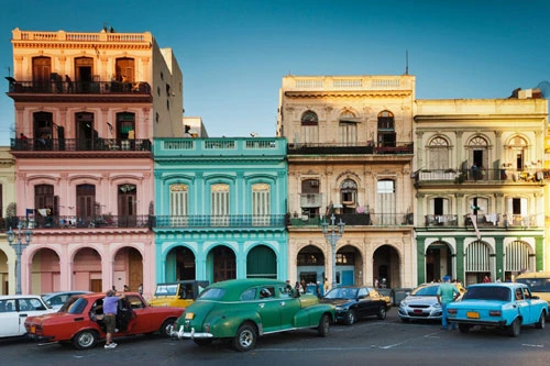 Havana, Cuba: Dạo bước trên đường phố Havana, du khách có thể ngắm nhìn rất nhiều màu bắt mắt, từ những chiếc xe cổ điển hay những tòa nhà với nước sơn màu pastel. Ảnh: Getty.