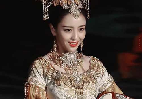 Mỹ nhân Tân Cương - Đồng Lệ Á gây sốc khi gầy trơ xương, nằm trọn trong vali vẫn còn dư chỗ