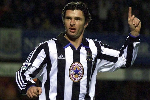 9. Gary Speed (Newcastle United, ghi bàn khi 37 tuổi 351 ngày).