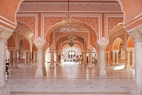 Jaipur, Ấn Độ: Jaipur được mệnh danh là Thành phố màu hồng của Ấn Độ. Vô số tòa nhà với nước sơn hồng pastel và fuchsias kiêu sa trong thành phố khiến du khách choáng ngợp. Bang Rajasthan rất tự hào vì sở hữu thành phố đẹp như tranh vẽ, thu hút sự hiếu kỳ của du khách khi ghé đến đây. Nơi đây cũng từng được UNESCO công nhận là Di sản Thế giới vào năm 2019. Ảnh: REX/Shutterstock.