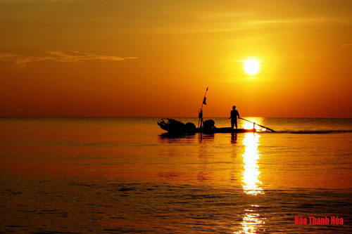 Ngắm vẻ đẹp yên bình lúc bình minh trên biển Quảng Nham xứ Thanh