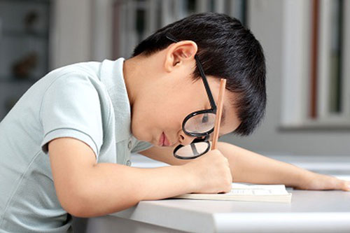 Nguyên nhân khiến trẻ bị cận thị và cách phòng tránh