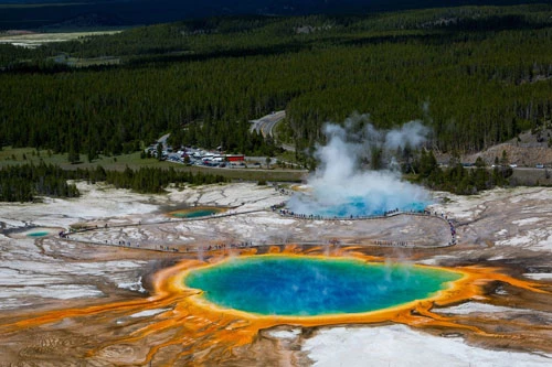 Grand Prismatic Spring, Mỹ: Suối nước nóng lớn nhất nước Mỹ nằm ở công viên quốc gia Yellowstone. Màu sắc rực rỡ trong suối được tạo bởi thảm vi sinh sống dưới môi trường nước giàu khoáng chất. Vào mùa hè, nước trong suối thường có màu đỏ và cam. Khi đông đến, màu nước chuyển sang màu xanh đậm. Ảnh: Universal Images Group via Getty Images.