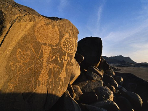 Những hình vẽ trên đá có thể có nguồn gốc ngoài hành tinh