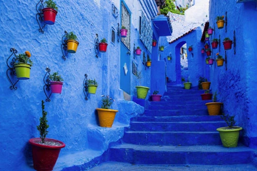 Chefchaouen, Morocco: Thành phố Chefchaouen được sơn hoàn toàn màu xanh lam, từ những bức tường và bậc thang, hay thậm chí cả dưới lòng đường. Do đó, Chefchaouen có biệt danh là Thành phố xanh. Nơi đây còn được điểm xuyết bởi vô vàn chậu hoa đầy màu sắc và các cánh cửa trắng xóa. Những đặc điểm trên cùng với độ cao 564 m so với mực nước biển đã tạo nên nét khác biệt và sự nổi tiếng cho thành phố này. Ảnh: Getty Images.