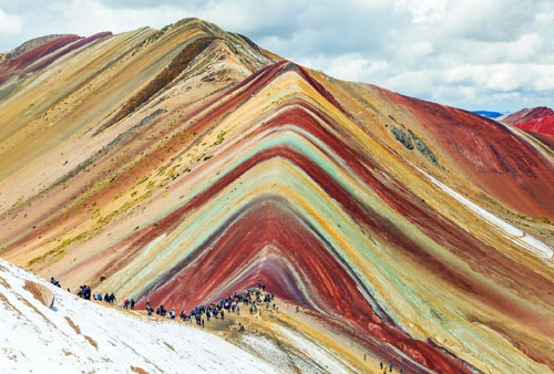 Núi Montaña de Colores, Peru: Đến với ngọn núi cầu vồng, du khách ngỡ như đang ngắm nhìn một bức tranh với những tảng đá đầy màu sắc. Núi Montaña de Colores nằm ở độ cao 5.200 m so với mực nước biển và là một điểm du lịch nổi tiếng. Giữa tháng 5 đến tháng 10 là thời điểm đẹp nhất tại đây. Không có gì ngạc nhiên khi ngọn núi này nằm trong danh sách những địa điểm đáng ghé thăm nhất ở Peru. Ảnh: Getty.