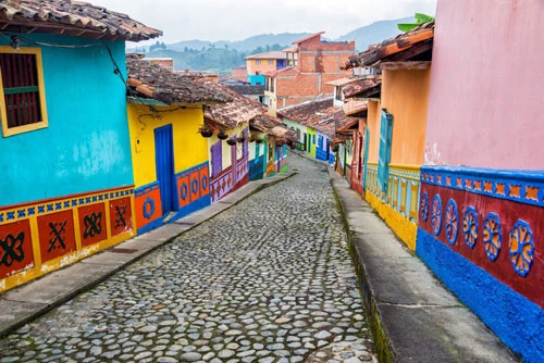 Guatapé, Colombia: Nằm phía tây bắc Colombia, Guatapé gây ấn tượng với du khách nhờ các tòa nhà được sơn nhiều màu sắc sặc sỡ, hoa văn bắt mắt. Tại đây, quảng trường Zocalos được đặc biệt yêu thích với phong cách trang trí và nước sơn mang màu sắc cầu vồng. Ảnh: Getty.