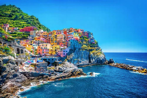 Cinque Terre, Italy: Cinque Terre được UNESCO công nhận là Di sản Thế giới từ năm 1997. Các tòa nhà sơn màu rực rỡ, nước biển trong xanh cùng màu của lá cây rậm rạp đã tạo nên một khung cảnh mê đắm lòng người. Đây là địa điểm không thể bỏ qua đối với những ai ưa khám phá. Ở Cinque Terre, du khách có thể ngắm nhìn những ngôi làng ven biển quyến rũ, nếm thử các món ăn Italy nổi tiếng thế giới và thả mình vào thiên nhiên khi dạo bước trên những con đường mòn. Ảnh: Getty Images/iStockphoto.