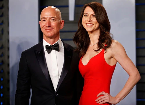 Tỷ phú Jeff Bezos và vợ cũ MacKenzie Bezos là những người hưởng lợi nhiều nhất trong tuần qua. Ảnh: The Sun.