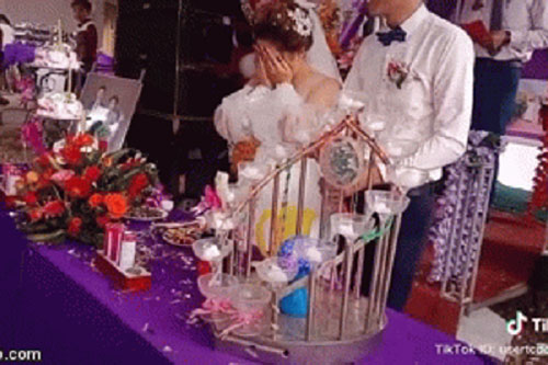 Mở nắp rượu sâm panh bắn vào mặt khiến cô dâu bật khóc, chú rể còn có thái độ bất ngờ
