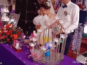 Mở nắp rượu sâm panh bắn vào mặt khiến cô dâu bật khóc, chú rể còn có thái độ bất ngờ