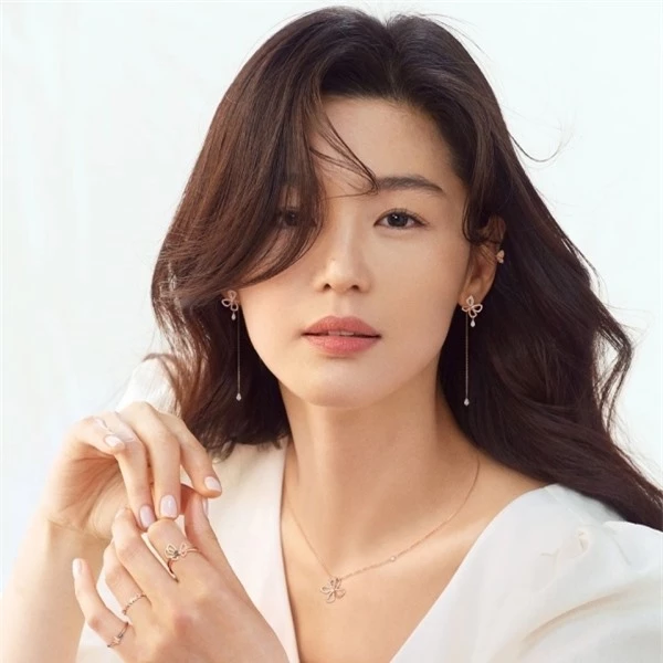 'Mợ chảnh' Jun Ji Hyun: Chồng đẹp, con xinh, sở hữu bất động sản 90 triệu đô