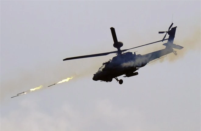 Trực thăng Apache và máy bay AC-130 Mỹ sẽ liên thủ tiêu diệt tàu chiến cao tốc Iran? - Ảnh 1.
