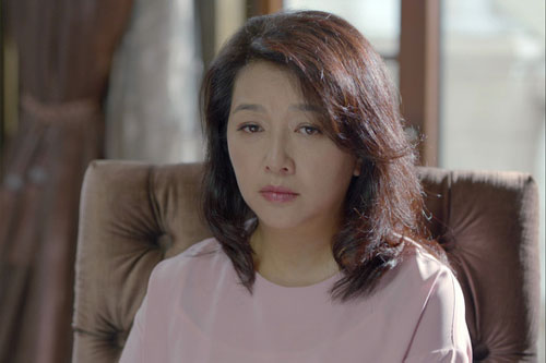 Vừa ngồi mâm cơm thì con bị trớ, mẹ chồng quát lớn "bế đi mau, kinh quá" và màn phản pháo khiến bà ú ớ không nên nói lời