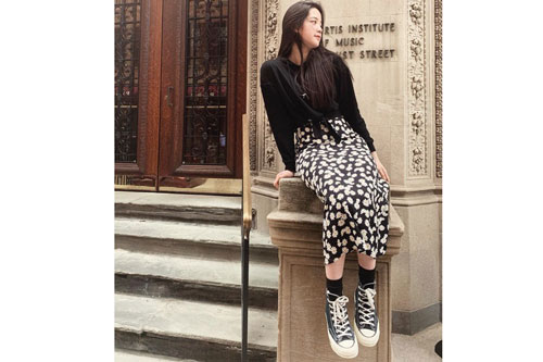 Sao 'mix đồ' phong cách với giày thể thao