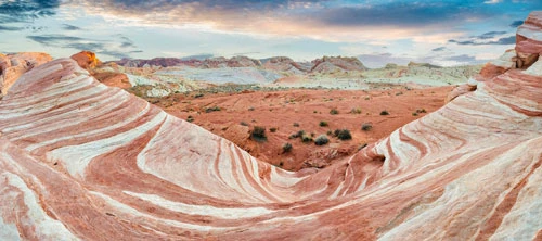 Thung lũng Lửa, Mỹ: Các hẻm núi màu hồng từ lâu đã đem đến sự ngạc nhiên cho nhiều du khách. Nhiều người còn chủ động đi đường vòng để ngắm nhìn những khối đá màu pastel tuyệt đẹp này. Công viên nổi tiếng với những khối đá tạo bằng sa thạch đỏ, được cho là hơn 150 triệu năm tuổi. Ảnh: Mara Brandl/imageBROKER/REX/Shutterstock.