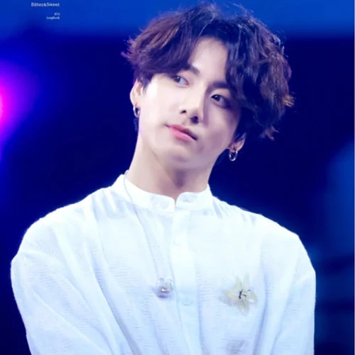 V và Jungkook là 2 thành viên sở hữu lượng fan đông đảo nhất nhóm nhưng vì 1 số lý do mà em út Jungkook bị ghét nhiều hơn các thành viên còn lại. Có rất nhiều lời đồn đoán về việc tại sao Jungkook lại có nhiều antifan đến vậy tuy nhiên chẳng thể tìm thấy 1 lý do thuyết phục.