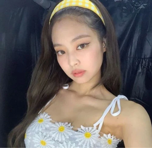 Jennie từng bị chỉ trích nhiều vì thái độ hời hợt khi nhảy, các bê bối tình cảm, những tin đồn từ trước khi ra mắt...  Cô cũng là idol bị chỉ trích nhiều nhất trong dàn idol nữ thế hệ thứ 3.