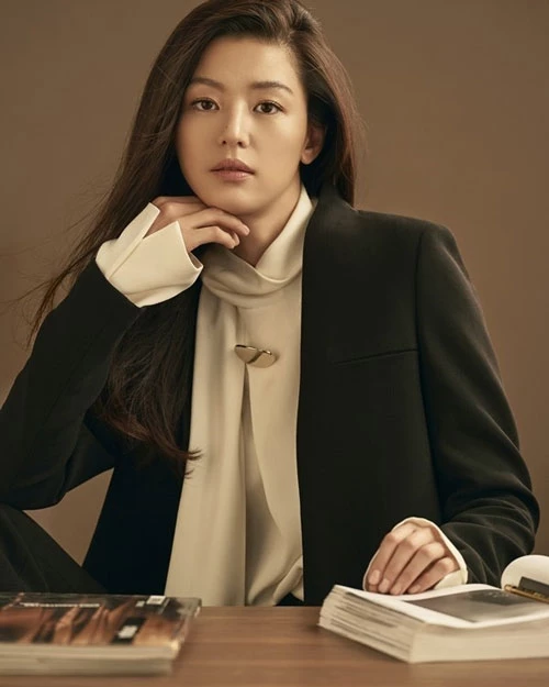 Wang Ji Hyun (30/10/1981), được biết đến với nghệ danh Jun Ji Hyun hay Gianna Jun, là một nữ diễn viên nổi tiếng người Hàn Quốc. Cô được người hâm mộ ngợi khen là một trong ‘Tam đại mỹ nhân Hàn Quốc’ và là ‘Tình đầu quốc dân’ của xứ sở kim chi.