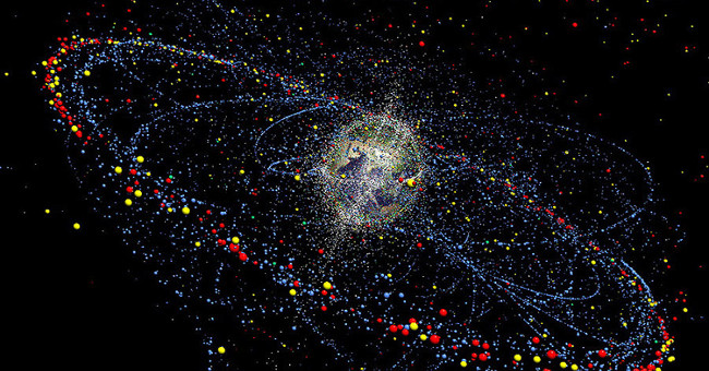 Rác vũ trụ đang bao vây Trái Đất