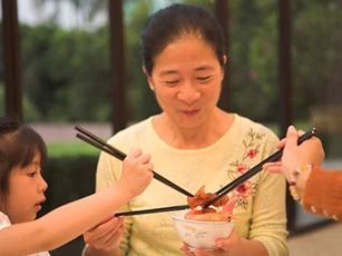 Những sai lầm khi ăn cơm cực hại sức khỏe: 99% người Việt phạm phải