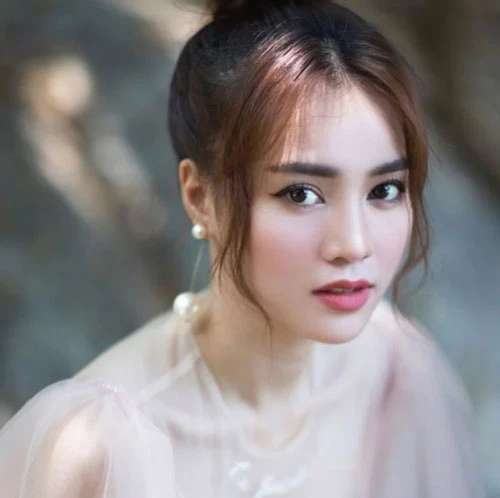Ninh Dương Lan Ngọc được biết đến là một trong những mỹ nhân được yêu thích nhất của showbiz Việt. Không chỉ sở hữu 1 gương mặt xinh đẹp với ngũ quan tinh tế, hài hòa, mỹ nhân họ Ninh còn được nhiều khán giả yêu mến bởi đôi mắt biết cười cực kỳ cuốn hút.