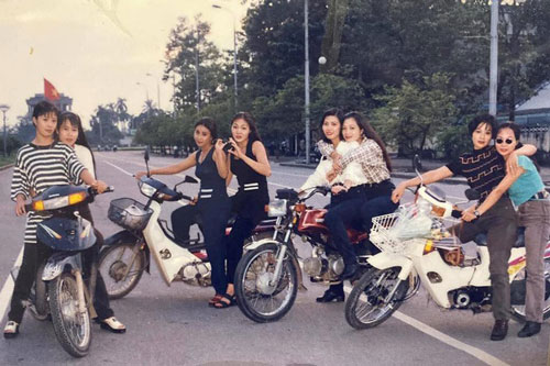 Ảnh mẹ và hội bạn thân là 'dân chơi' thế hệ 7X khiến người trẻ trầm trồ khen ngợi