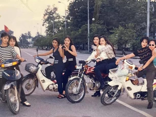 Ảnh mẹ và hội bạn thân là 'dân chơi' thế hệ 7X khiến người trẻ trầm trồ khen ngợi