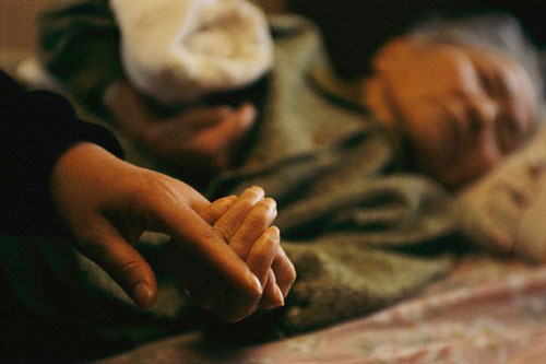 Mẹ chồng nằm liệt giường vẫn cố tình "hành" con dâu