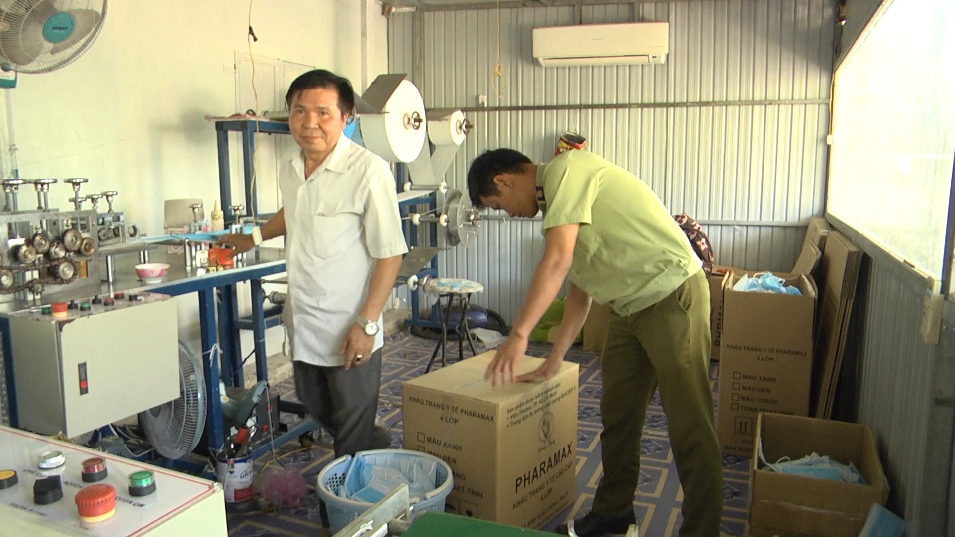 Lực lượng Quản lý thị trường tỉnh Bình Phước liên tục phát hiện nhiều cơ sở sản xuất khẩu trang không phép.
