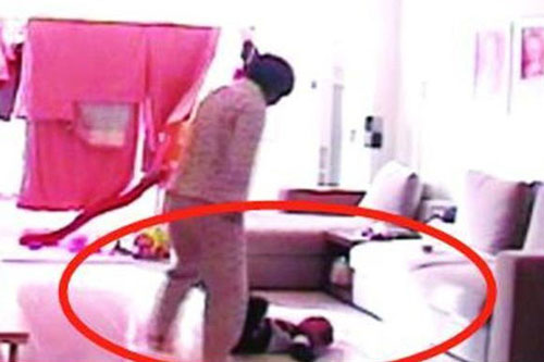 Con trai đã 2 tuổi nhưng chưa biết đi lại bị còi xương nặng: Không ngờ nguyên nhân đến từ người giúp việc