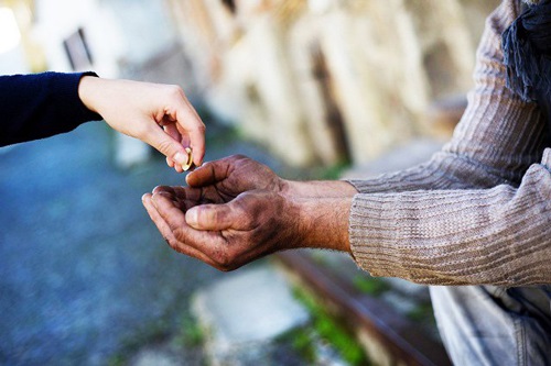 Cách bố thí giúp nhận được phúc báo lớn nhất