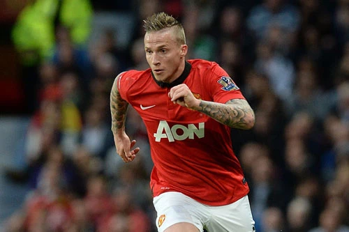 Hậu vệ cánh trái: Alexander Buttner.