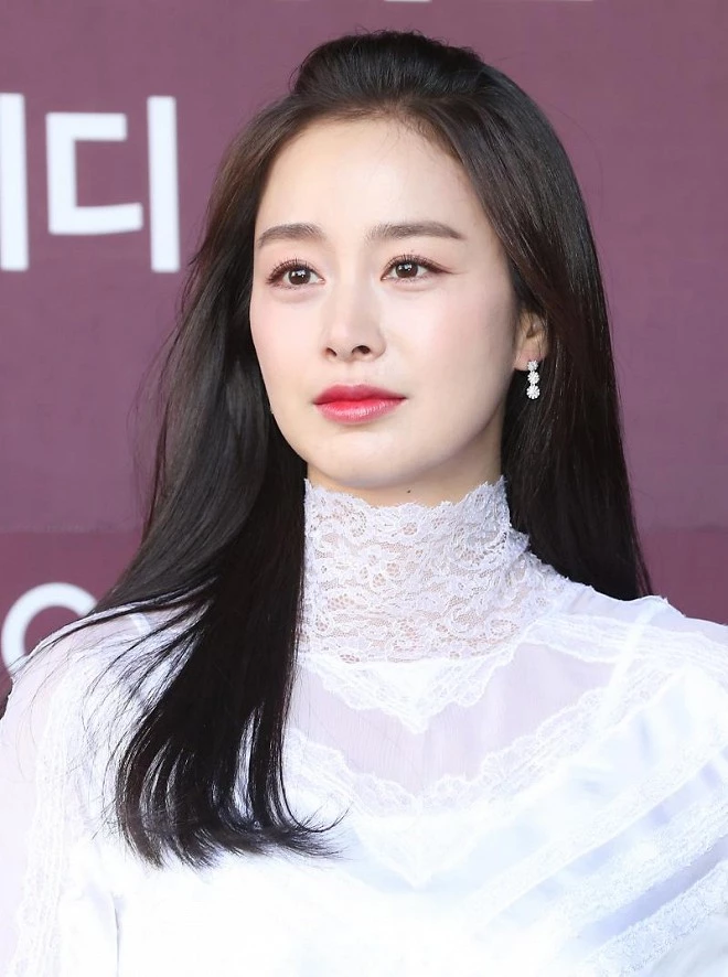 Ở Kim Tae Hee, fan thấy được cả nét nhẹ nhàng, nữ tính và năng động, rạng rỡ.