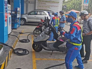 Giá xăng có thể giảm vào ngày 28/4, tiếp tục lập mức rẻ kỷ lục mới
