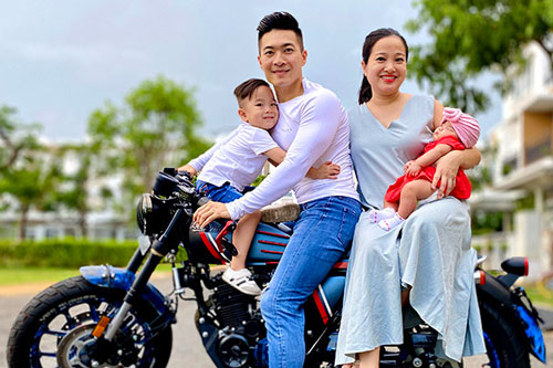 Vợ chồng Hồng Phượng dạo chơi ngoài trời cùng hai con