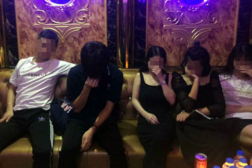 Hà Nội: Bắt quả tang 10 nam nữ thanh niên “bay lắc” trong quán karaoke