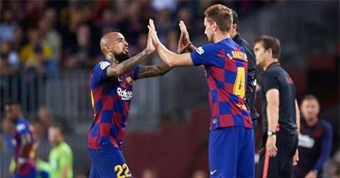 Cả Vidal và Rakitic (phải) đang nằm trong danh sách thanh lý của Barca