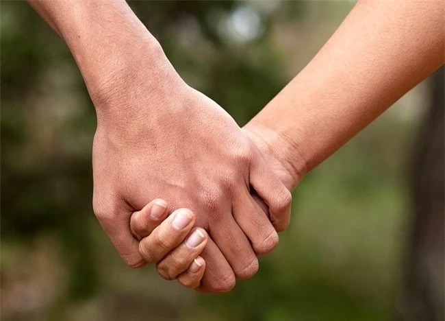 Cách nắm tay tiết lộ điều thú vị về tình yêu và sự chung thủy - Ảnh 2.