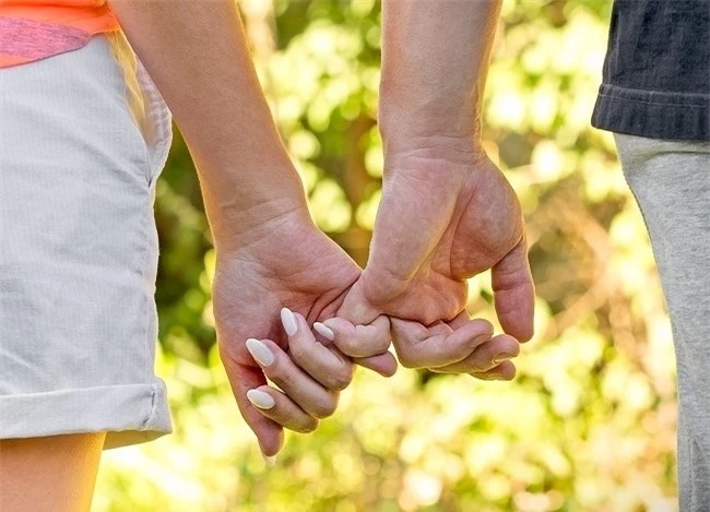 Cách nắm tay tiết lộ điều thú vị về tình yêu và sự chung thủy - Ảnh 4.