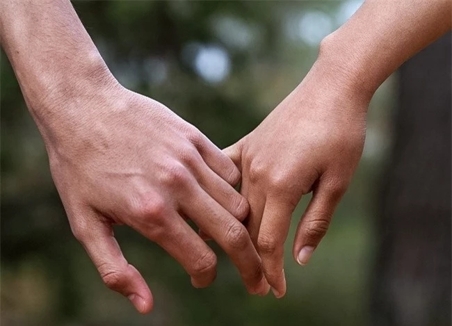 Cách nắm tay tiết lộ điều thú vị về tình yêu và sự chung thủy - Ảnh 5.