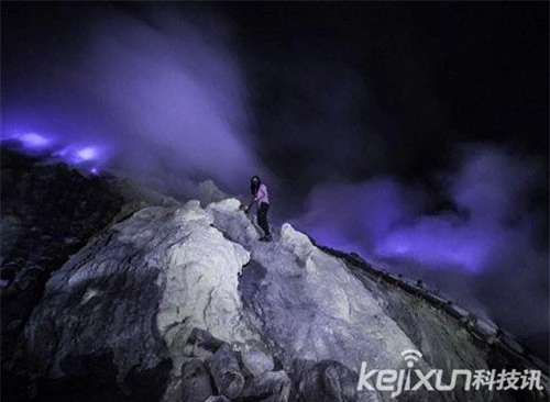 Giải mã bí mật ngọn núi lửa phun khói màu tím ở Indonesia - 1