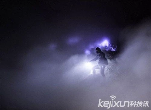 Giải mã bí mật ngọn núi lửa phun khói màu tím ở Indonesia - 10