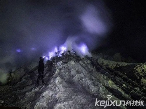 Giải mã bí mật ngọn núi lửa phun khói màu tím ở Indonesia - 11