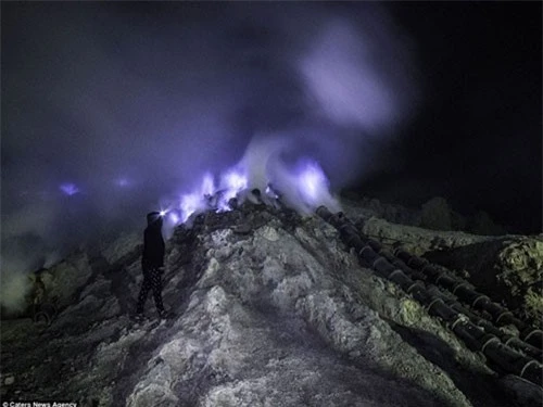 Giải mã bí mật ngọn núi lửa phun khói màu tím ở Indonesia - 3
