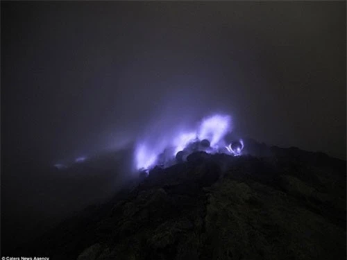 Giải mã bí mật ngọn núi lửa phun khói màu tím ở Indonesia - 6