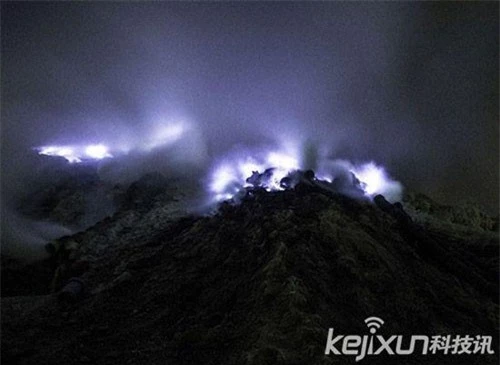 Giải mã bí mật ngọn núi lửa phun khói màu tím ở Indonesia - 9