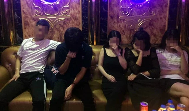 Hà Nội: Bắt quả tang 10 nam nữ thanh niên “bay lắc” trong quán karaoke - 1