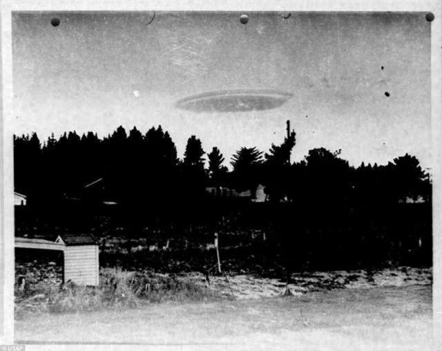 Mỹ bất ngờ tiết lộ 12.000 tấm ảnh “hàng hiếm” về UFO - anh 2