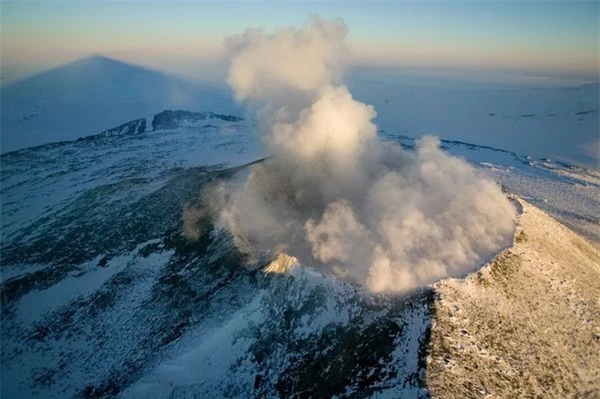 Phát hiện gần 100 núi lửa bên dưới Nam Cực - 1